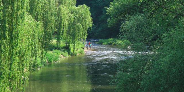 Enfants en bord de Sarthe à Saint-Léonard-des-Bois