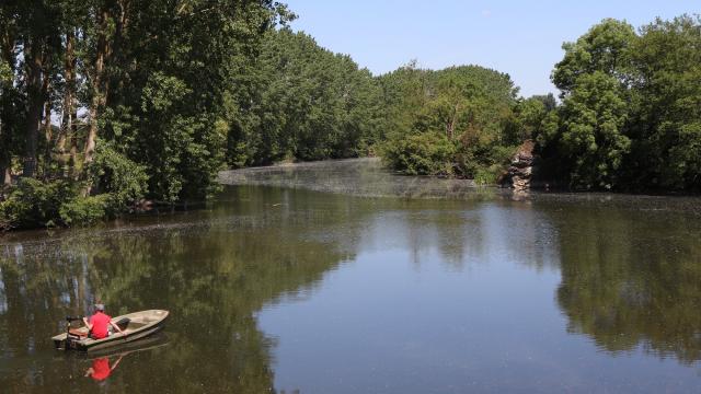 Sailing on the Sarthe River at Gué Lian