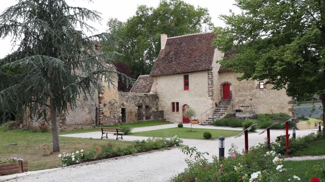 Le Logis du Guesclin in Juillé