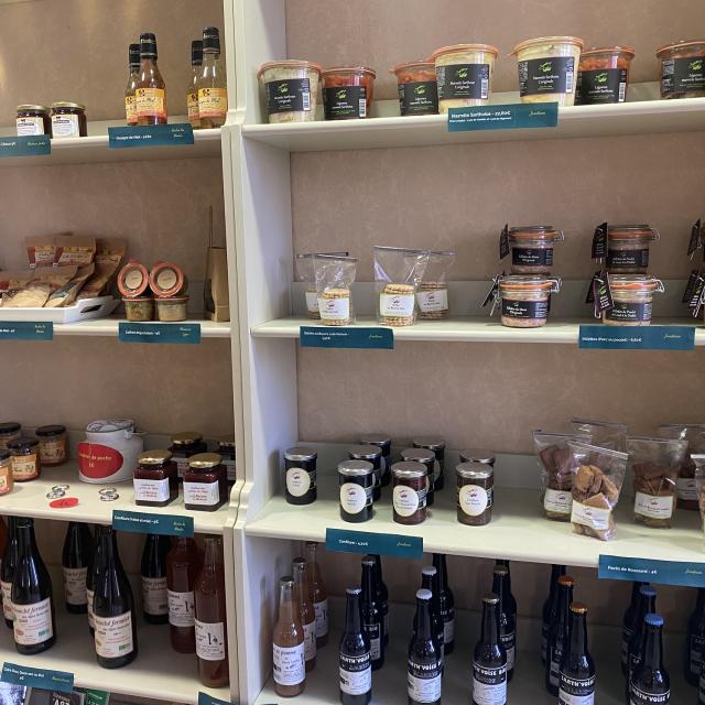 Produits locaux dans la boutique de l'Office de Tourisme de Fresnay-sur-Sarthe