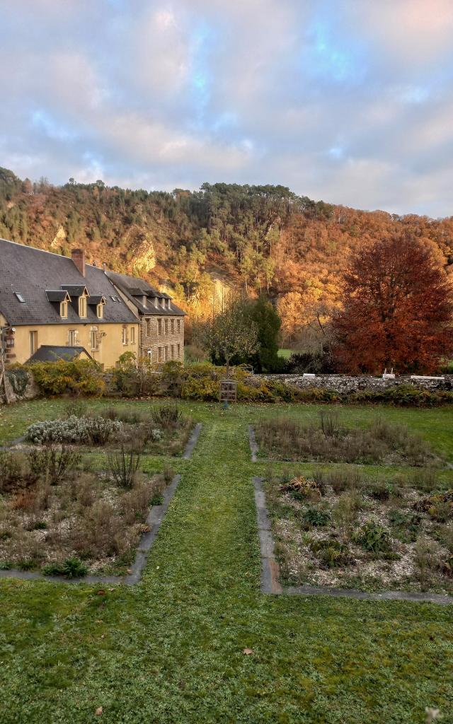 Jardin du Presbytère in autumn at Saint-Léonard-des-Bois