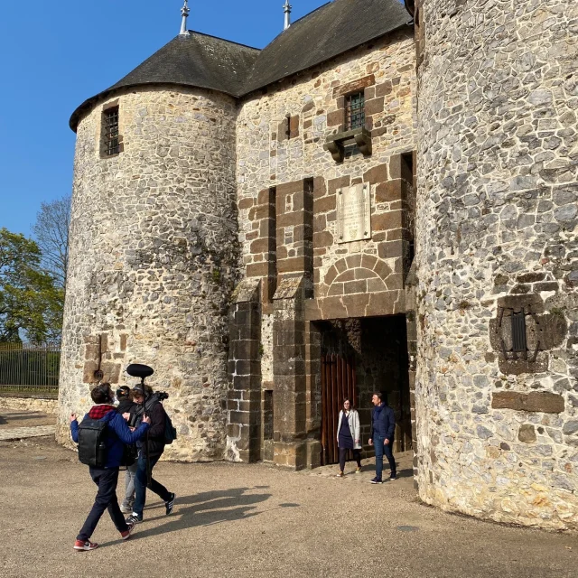 Stéphane Bern visitant Fresnay-sur-Sarthe à l'occasion du tournage de l'émission 'Le Village Préféré des Français