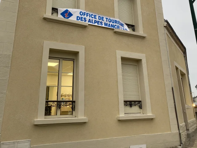 Nouveau bureau de l'Office de Tourisme à Beaumont-sur-Sarthe - extérieur
